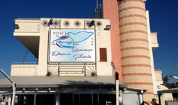 insegna hotel mirage.jpg